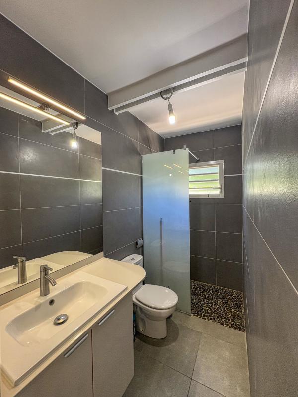 40.Location villa jacuzzi Saint Claude Guadeloupe_Salle de douche indépendante